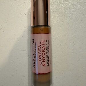 Revolution Conceal & Hydrate Foundation - Shade F10